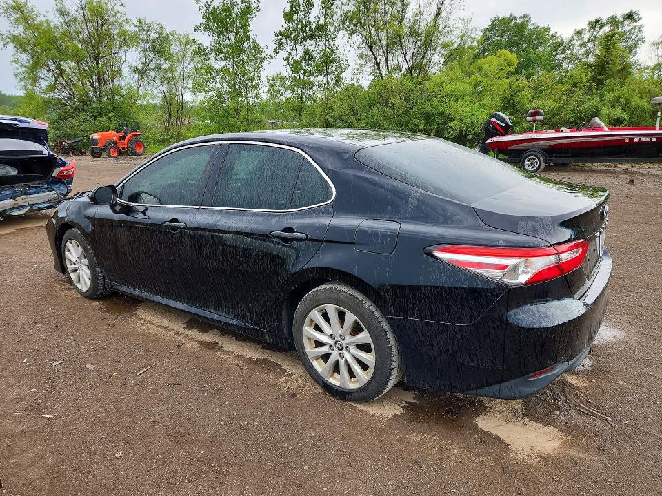 51540826 :رقم المزاد ، 4T1B11HK8JU134343 vin ، 2018 Toyota Camry مزاد بيع
