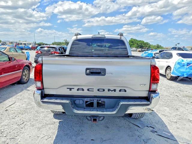 56234246 :رقم المزاد ، 5TFCZ5AN0JX162052 vin ، 2018 Toyota Tacoma مزاد بيع