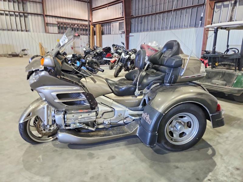 56577106 :رقم المزاد ، 1HFSC47H58A705424 vin ، 2008 Honda Gl1800 مزاد بيع