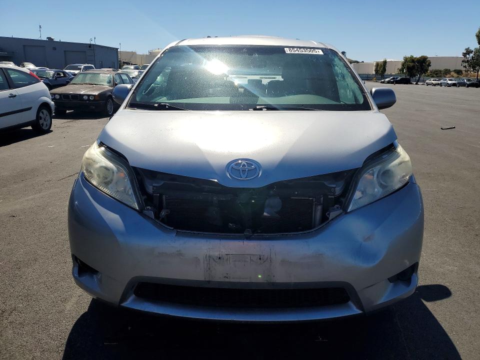 85453505 :رقم المزاد ، 5TDKK3DC2DS355621 vin ، 2013 Toyota Sienna مزاد بيع