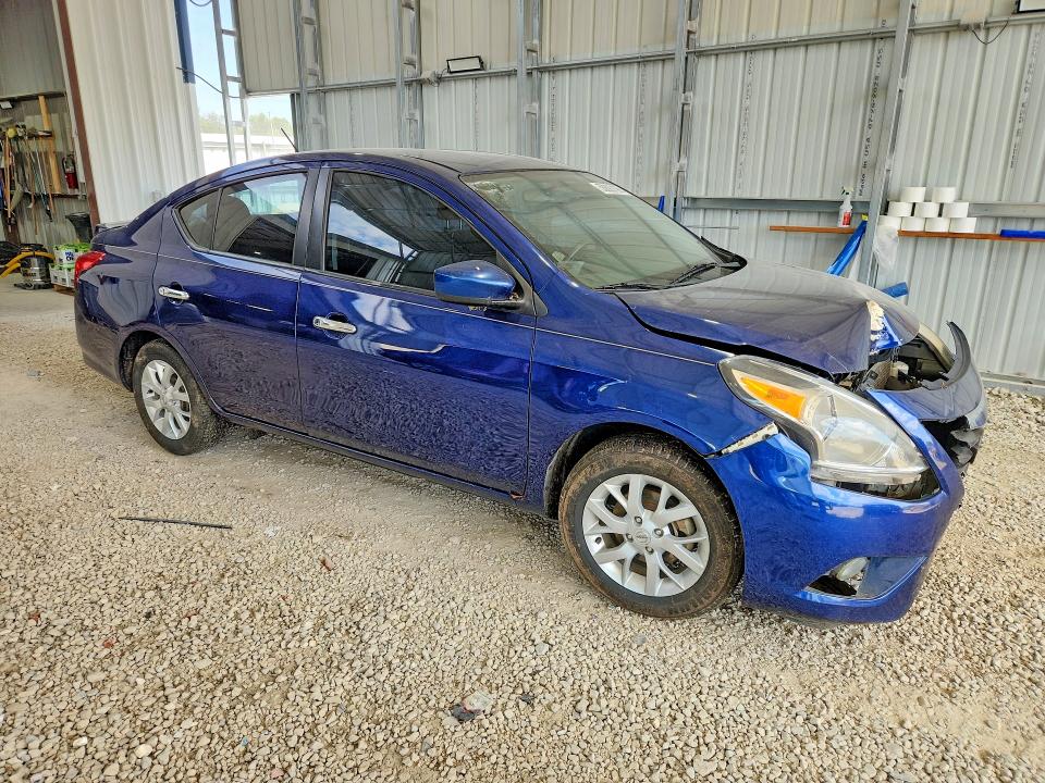 55820196 :رقم المزاد ، 3N1CN7AP7JL833627 vin ، 2018 Nissan Versa مزاد بيع