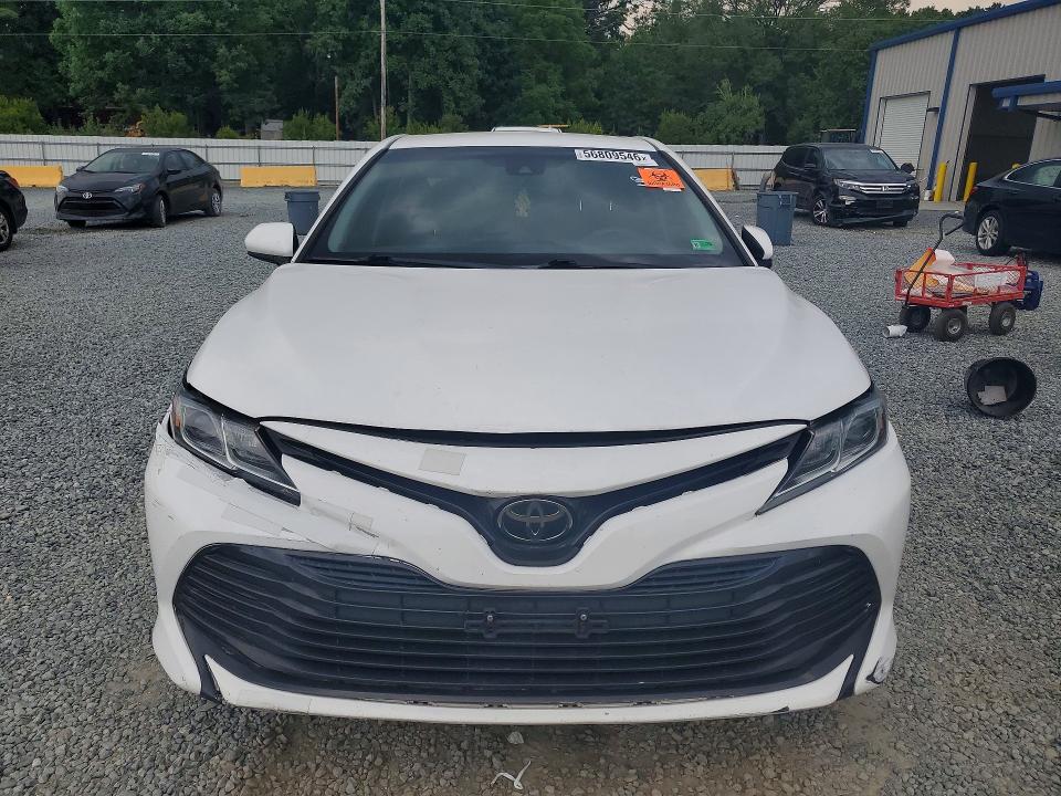 56809546 :رقم المزاد ، 4T1B11HK1JU560844 vin ، 2018 Toyota Camry مزاد بيع