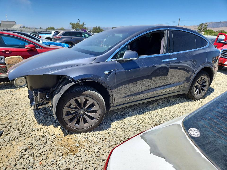58939126 :رقم المزاد ، 5YJXCBE22JF091383 vin ، 2018 Tesla Model X مزاد بيع