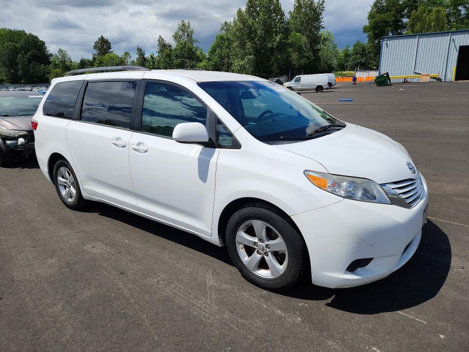 56646686 :رقم المزاد ، 5TDKK3DC3FS619545 vin ، 2015 Toyota Sienna مزاد بيع