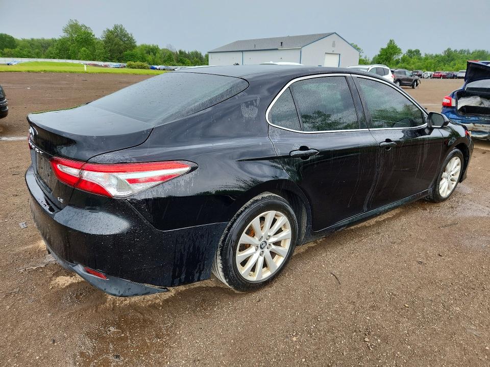 51540826 :رقم المزاد ، 4T1B11HK8JU134343 vin ، 2018 Toyota Camry مزاد بيع