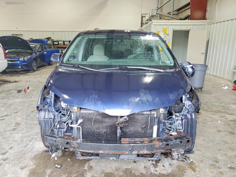 2018 Toyota Sienna მანქანა იყიდება აუქციონზე, vin: 5TDKZ3DC1JS960012, აუქციონის ნომერი: 55790906
