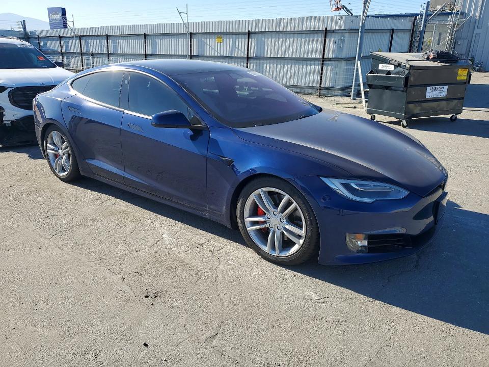 56888306 :رقم المزاد ، 5YJSA1E28HF200840 vin ، 2017 Tesla Model S مزاد بيع
