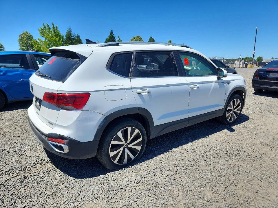 57166186 :رقم المزاد ، 3VVWX7B28NM043102 vin ، 2022 Volkswagen Taos مزاد بيع