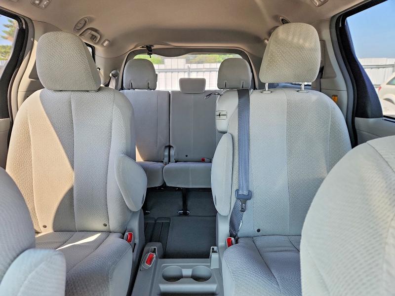 55113996 :رقم المزاد ، 5TDKK3DC7BS095102 vin ، 2011 Toyota Sienna مزاد بيع