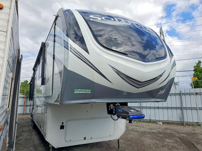 56185826 :رقم المزاد ، 573FS4222NAA11332 vin ، 2022 Grand Design Recreational Vehicle (rv) مزاد بيع