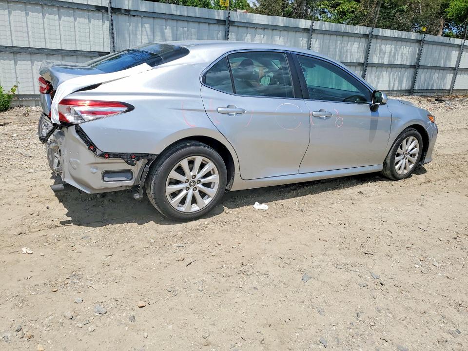 55538036 :رقم المزاد ، 4T1B11HK8JU008970 vin ، 2018 Toyota Camry مزاد بيع