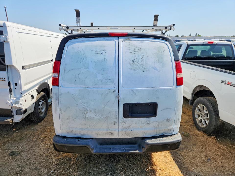 55697176 :رقم المزاد ، 1GCWGAF75M1178440 vin ، 2021 Chevrolet Express G2500 مزاد بيع