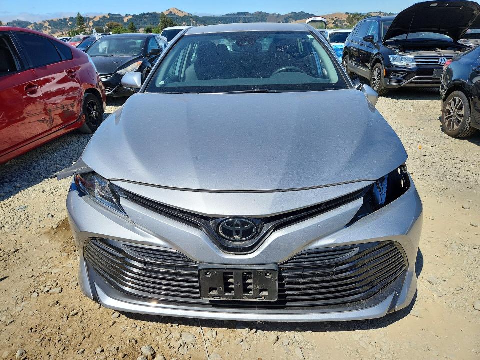 2019 Toyota Camry მანქანა იყიდება აუქციონზე, vin: 4T1B11HK1KU195986, აუქციონის ნომერი: 57891296