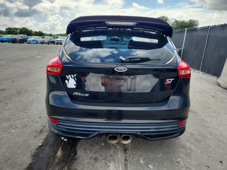 56986106 :رقم المزاد ، 1FADP3L94HL221447 vin ، 2017 Ford Focus مزاد بيع