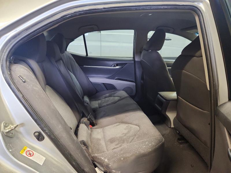 57992816 :رقم المزاد ، 4T1B11HK2JU538447 vin ، 2018 Toyota Camry مزاد بيع