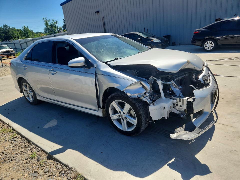 55358546 :رقم المزاد ، 4T1BF1FK3EU452977 vin ، 2014 Toyota Camry مزاد بيع