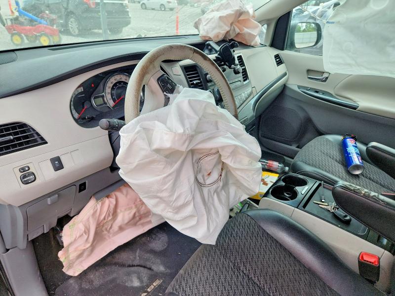 56156876 :رقم المزاد ، 5TDXK3DC1BS109663 vin ، 2011 Toyota Sienna مزاد بيع