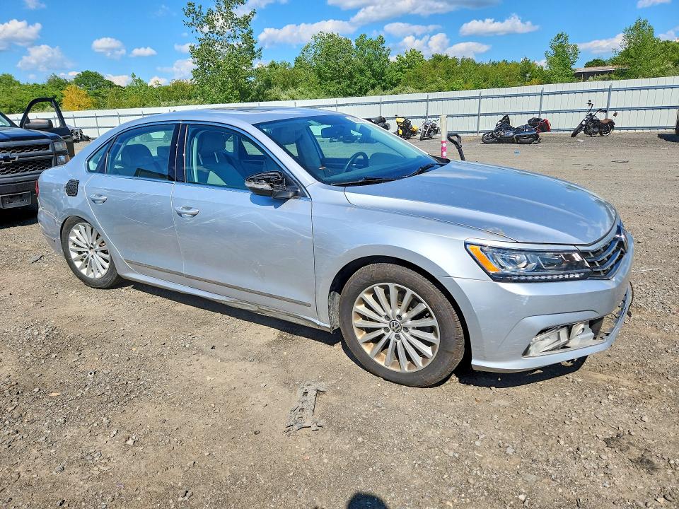 58004546 :رقم المزاد ، 1VWBT7A37HC051066 vin ، 2017 Volkswagen Passat مزاد بيع