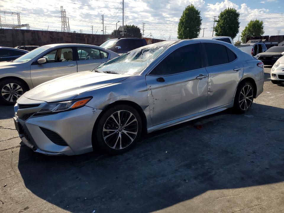 58419426 :رقم المزاد ، 4T1B11HK7JU007406 vin ، 2018 Toyota Camry مزاد بيع