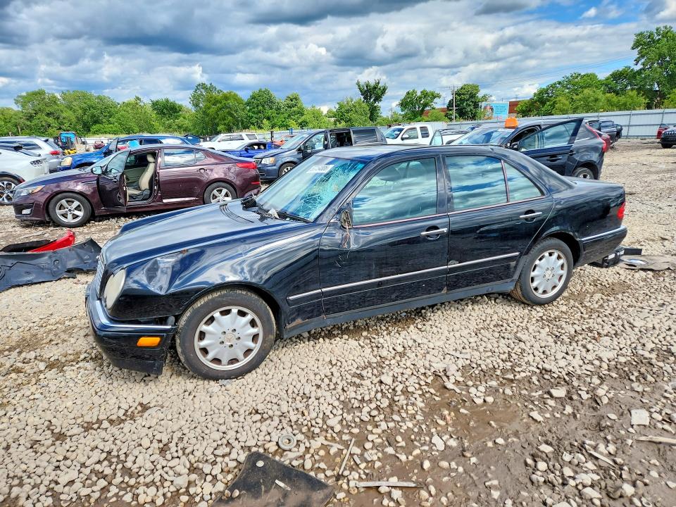 57754886 :رقم المزاد ، WDBJF82F2WX007808 vin ، 1998 Mercedes-benz E-class E320 مزاد بيع