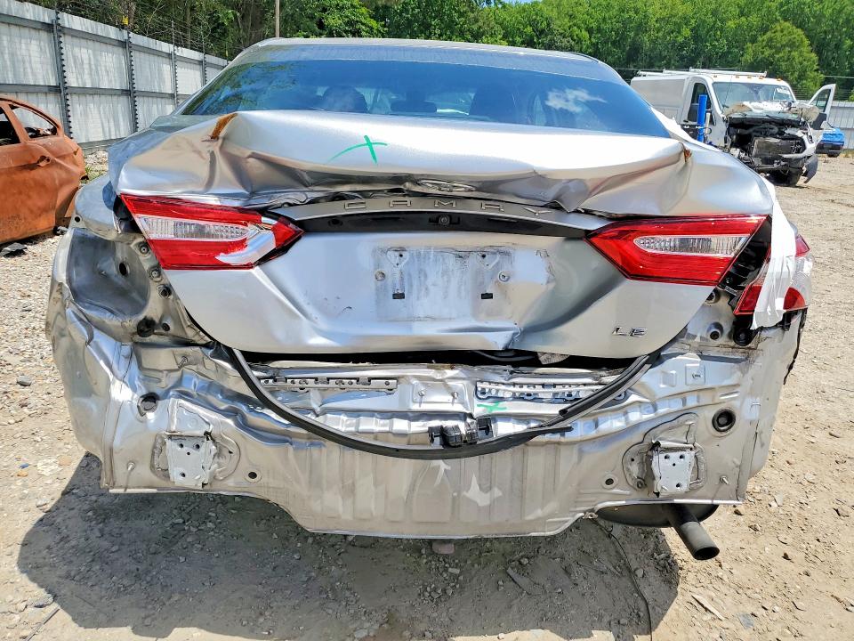 55538036 :رقم المزاد ، 4T1B11HK8JU008970 vin ، 2018 Toyota Camry مزاد بيع