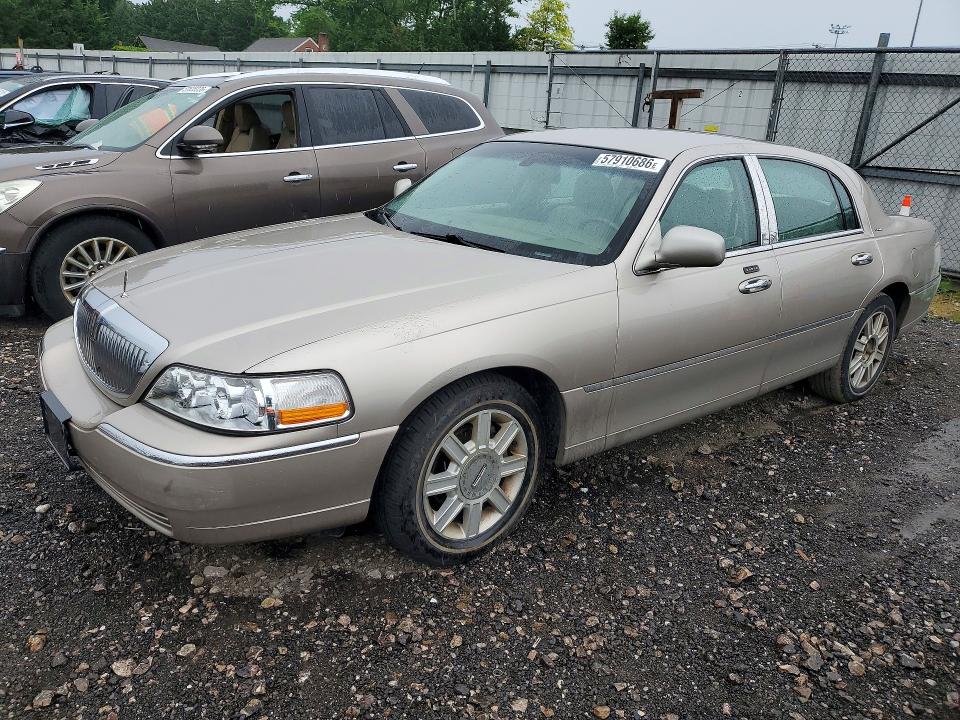 57910686 :رقم المزاد ، 1LNHM81W73Y613596 vin ، 2003 Lincoln Town Car مزاد بيع