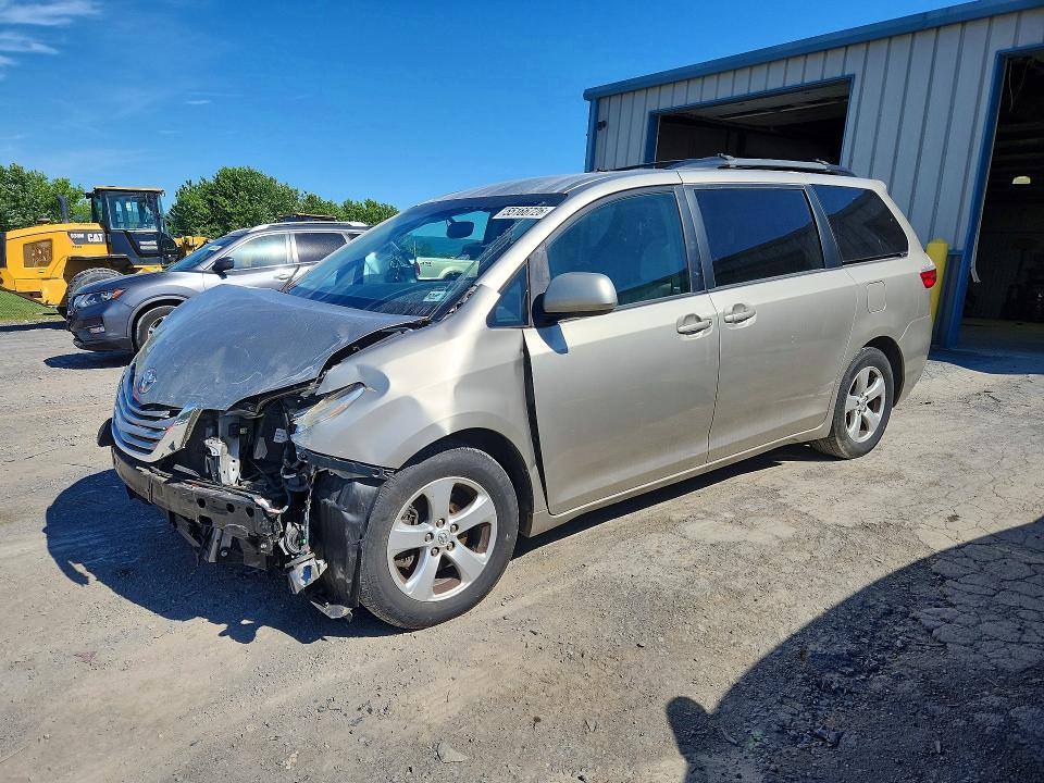 55166726 :رقم المزاد ، 5TDKK3DC3FS647555 vin ، 2015 Toyota Sienna مزاد بيع