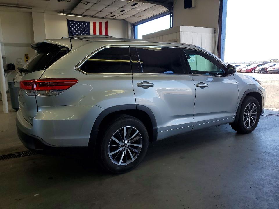 Продажа на аукционе авто 2017 Toyota Highlander, vin: 5TDJZRFH5HS470111, номер лота: 55905096