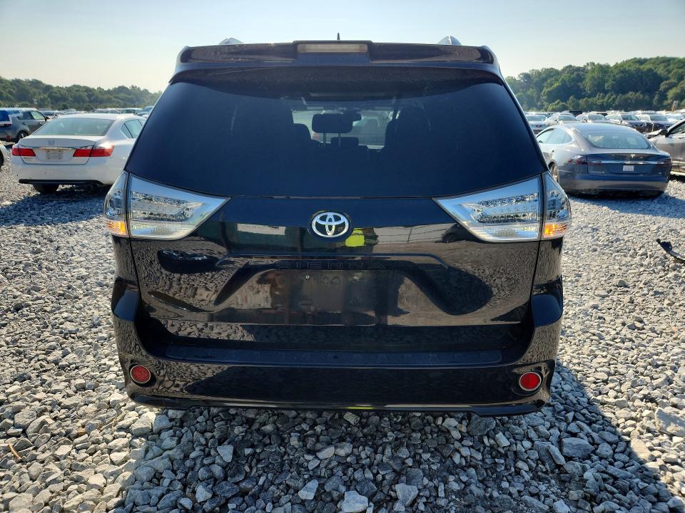 56952026 :رقم المزاد ، 5TDXZ3DC0JS955065 vin ، 2018 Toyota Sienna مزاد بيع