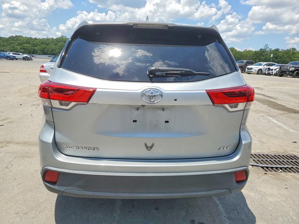 Продаж на аукціоні авто 2018 Toyota Highlander, vin: 5TDKZRFH1JS260809, номер лоту: 57115686