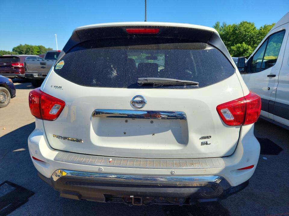 55779326 :رقم المزاد ، 5N1DR2MM5JC621701 vin ، 2018 Nissan Pathfinder مزاد بيع