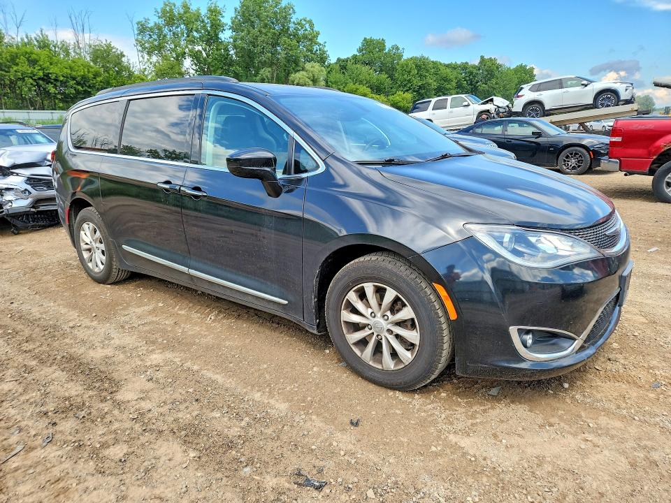 58776866 :رقم المزاد ، 2C4RC1BG8HR523878 vin ، 2017 Chrysler Pacifica مزاد بيع