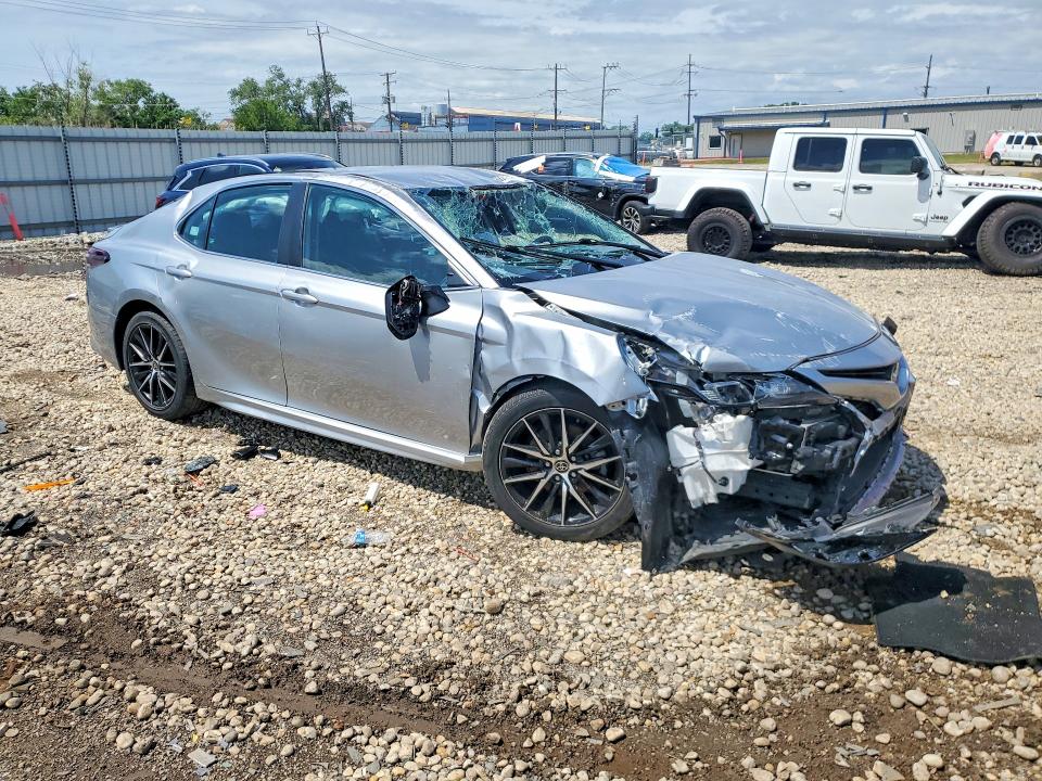 56887516 :رقم المزاد ، 4T1G11AK2MU581884 vin ، 2021 Toyota Camry مزاد بيع