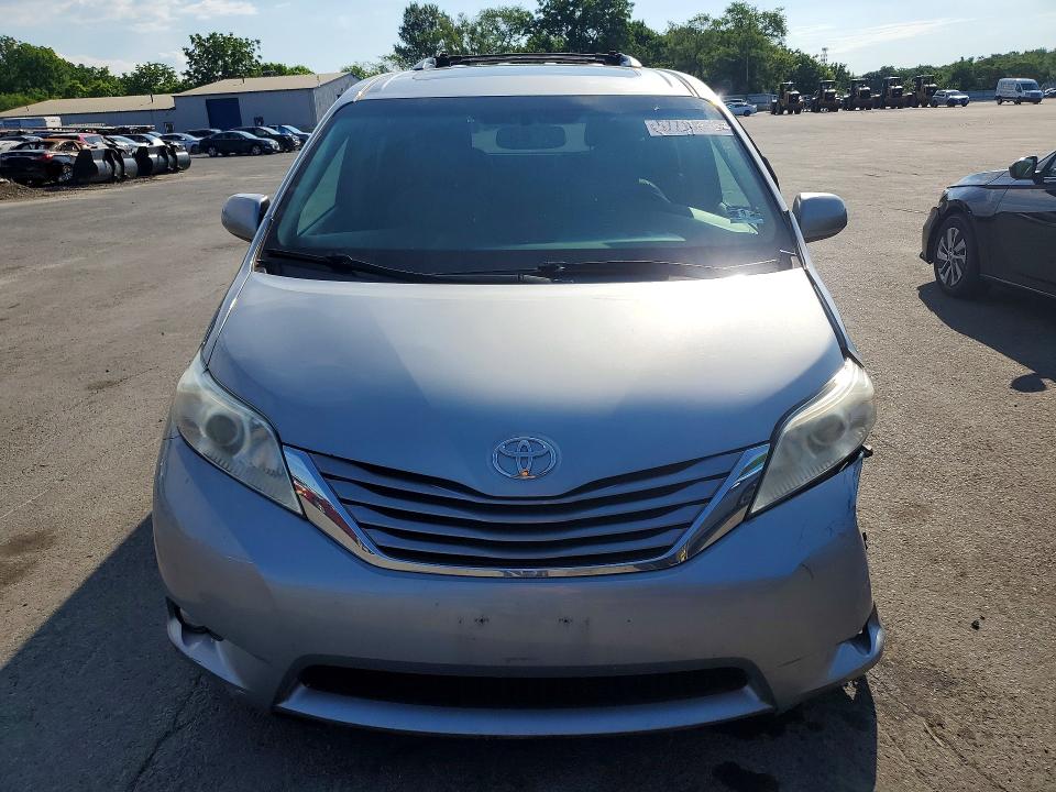 Продажа на аукционе авто 2017 Toyota Sienna, vin: 5TDYZ3DC2HS830079, номер лота: 57713846