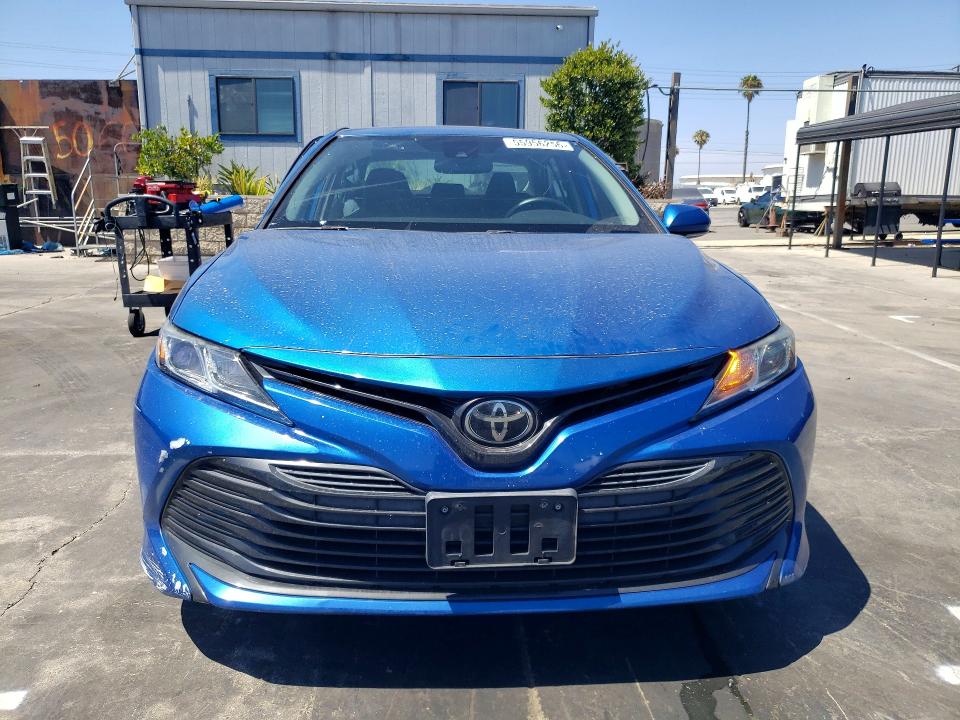 55956256 :رقم المزاد ، 4T1L11AK8LU325021 vin ، 2020 Toyota Camry مزاد بيع