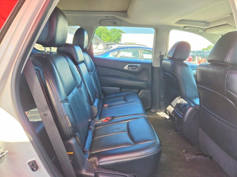 55779326 :رقم المزاد ، 5N1DR2MM5JC621701 vin ، 2018 Nissan Pathfinder مزاد بيع