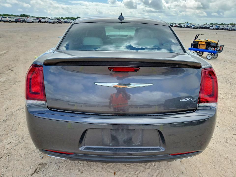 57077286 :رقم المزاد ، 2C3CCABG8JH142988 vin ، 2018 Chrysler 300 مزاد بيع