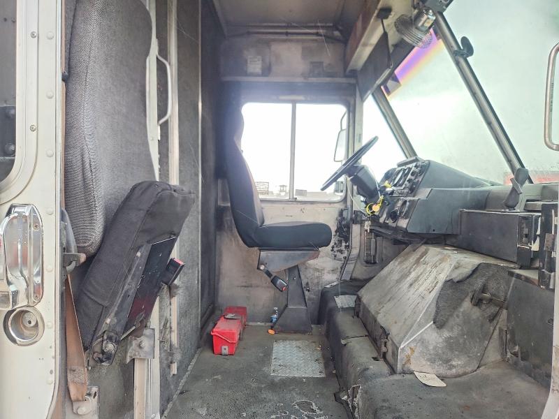 54869206 :رقم المزاد ، 4UZA4FF45YCF81316 vin ، 2000 Freightliner Mt45 Chassis مزاد بيع