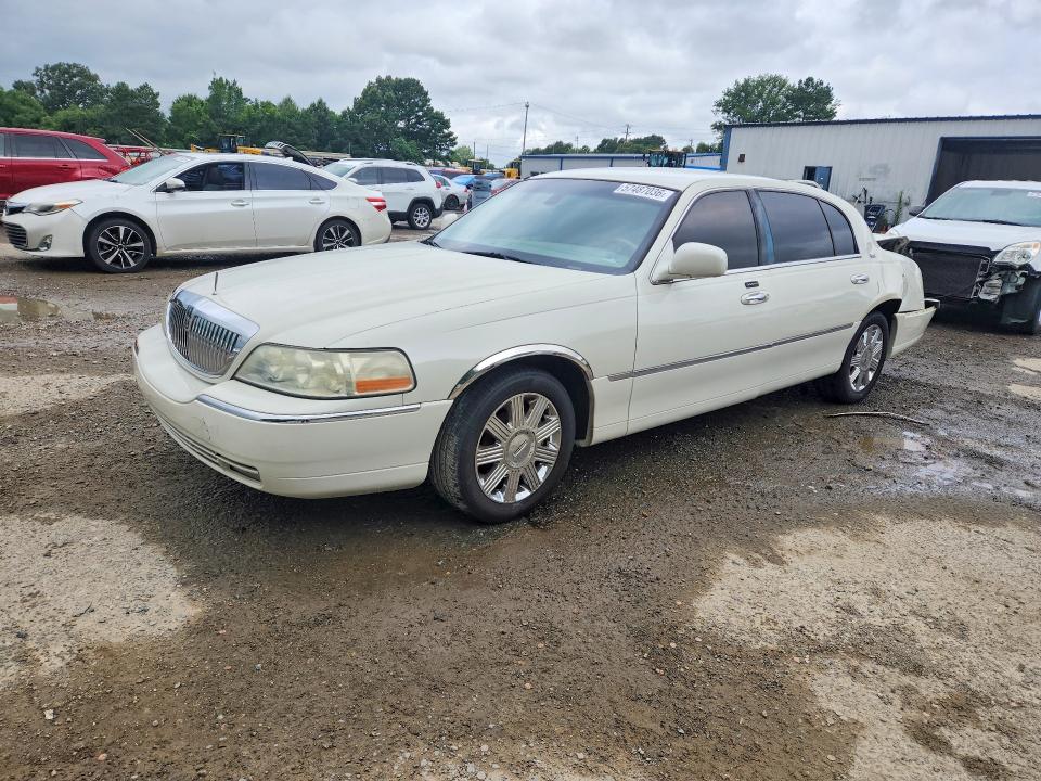 57487036 :رقم المزاد ، 1LNHM85W33Y700177 vin ، 2003 Lincoln Town Car مزاد بيع