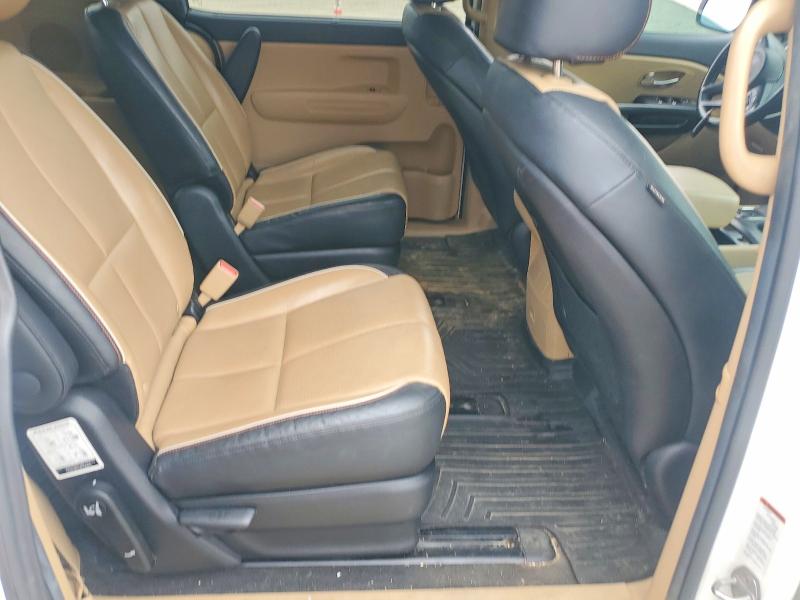 58810596 :رقم المزاد ، KNDMB5C18H6323007 vin ، 2017 Kia Sedona مزاد بيع