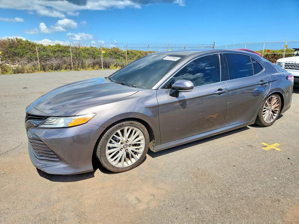 57272916 :رقم المزاد ، 4T1B11HK4JU038421 vin ، 2018 Toyota Camry مزاد بيع