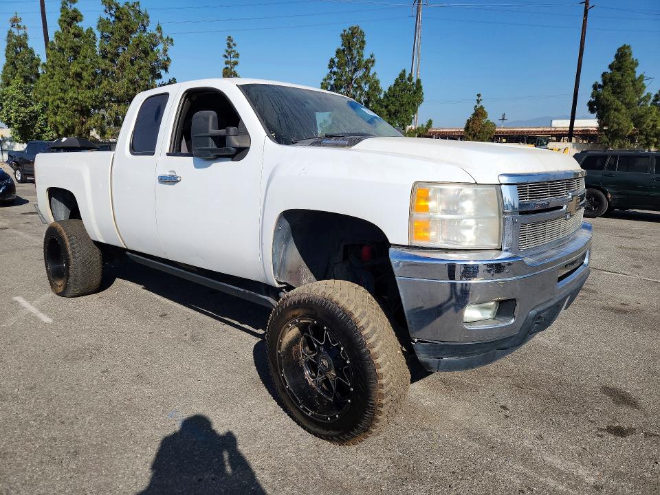58629906 :رقم المزاد ، 1GC2KXC84BZ437558 vin ، 2011 Chev Silverado مزاد بيع