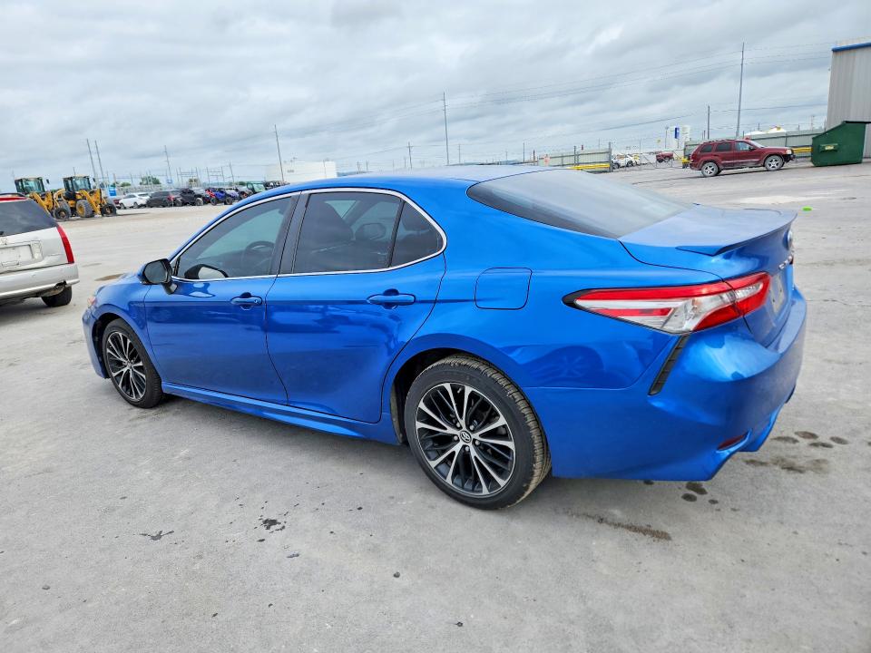 53741146 :رقم المزاد ، 4T1B11HK9JU074685 vin ، 2018 Toyota Camry مزاد بيع