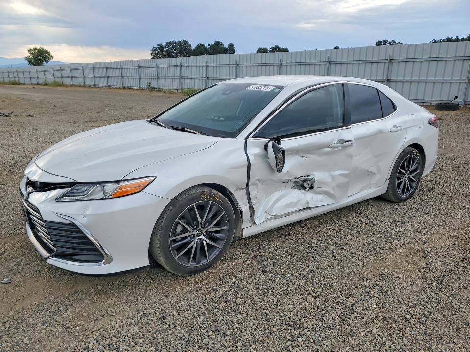 2021 Toyota Camry მანქანა იყიდება აუქციონზე, vin: 4T1F11AK0MU449573, აუქციონის ნომერი: 57832226