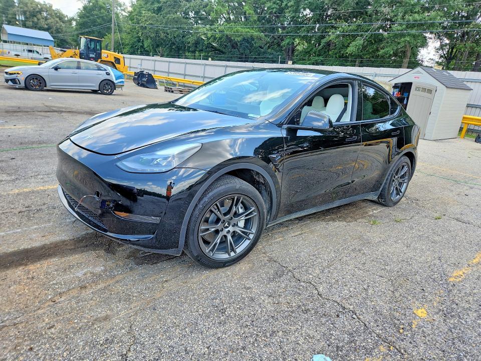 2024 Tesla Model Y მანქანა იყიდება აუქციონზე, vin: 7SAYGDEDXRF103672, აუქციონის ნომერი: 57854956