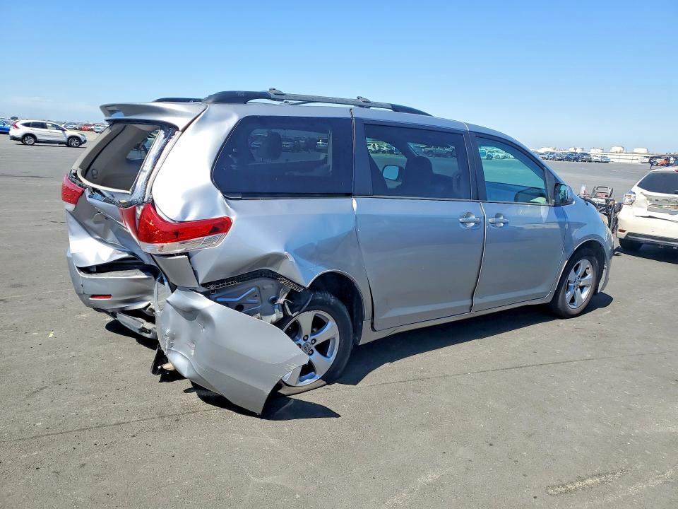 85453505 :رقم المزاد ، 5TDKK3DC2DS355621 vin ، 2013 Toyota Sienna مزاد بيع