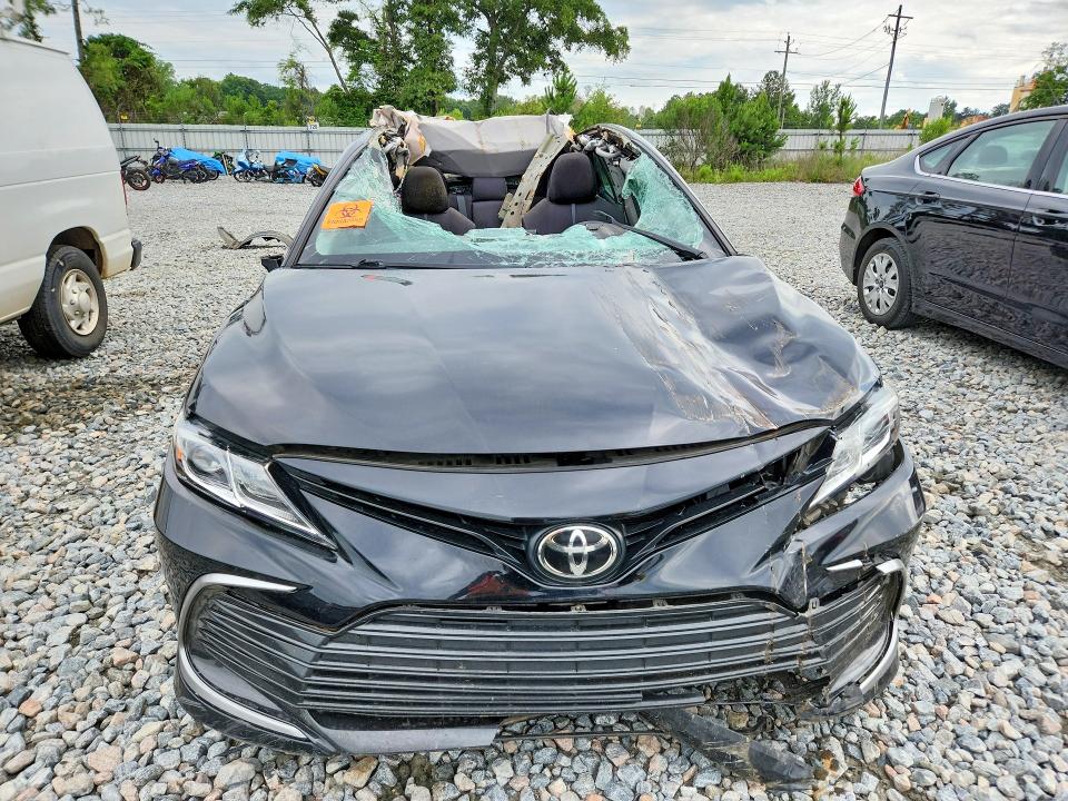 56411456 :رقم المزاد ، 4T1C11AK0NU633030 vin ، 2022 Toyota Camry مزاد بيع