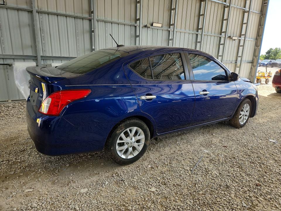 55820196 :رقم المزاد ، 3N1CN7AP7JL833627 vin ، 2018 Nissan Versa مزاد بيع