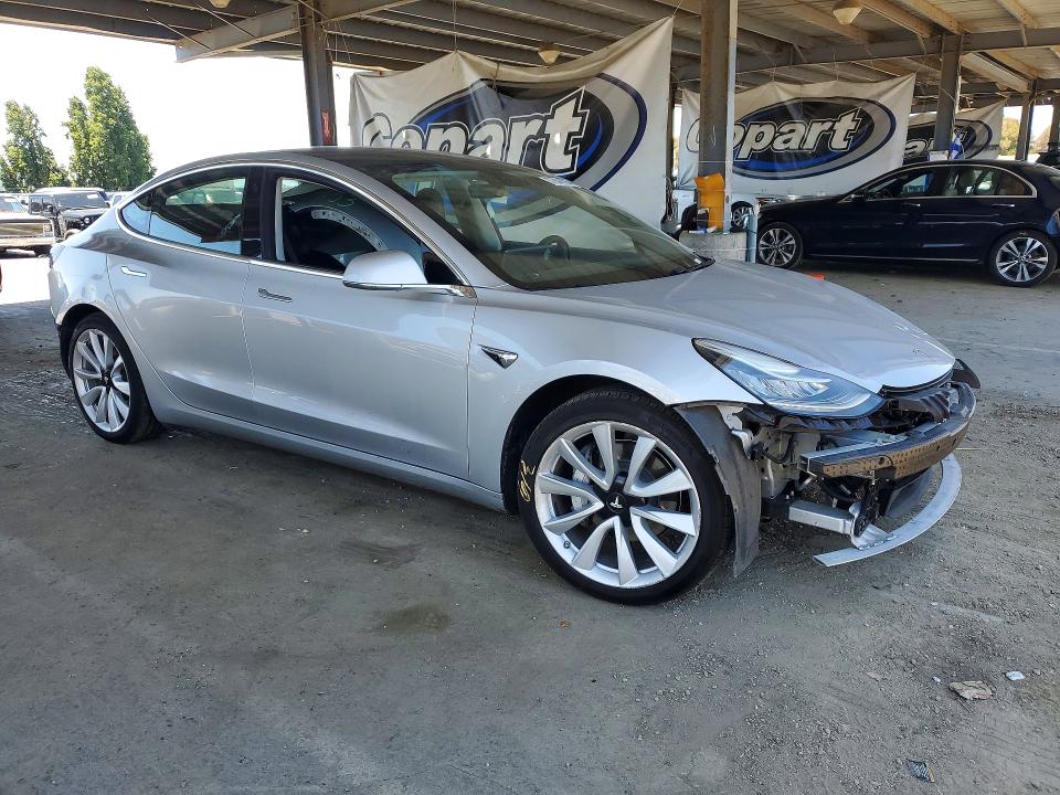 57944026 :رقم المزاد ، 5YJ3E1EB7JF069253 vin ، 2018 Tesla Model 3 مزاد بيع