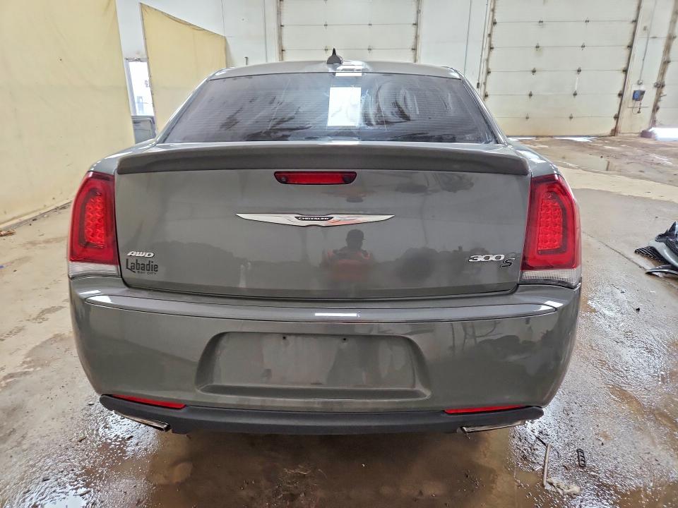 55509616 :رقم المزاد ، 2C3CCAGGXHH527066 vin ، 2017 Chrysler 300 مزاد بيع